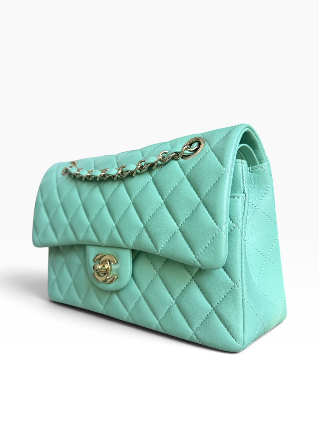Chanel Classic Timeless Double Flap Bag in small aus weichem Lammleder in der Farbe Pastellgrün/Mintgrün.