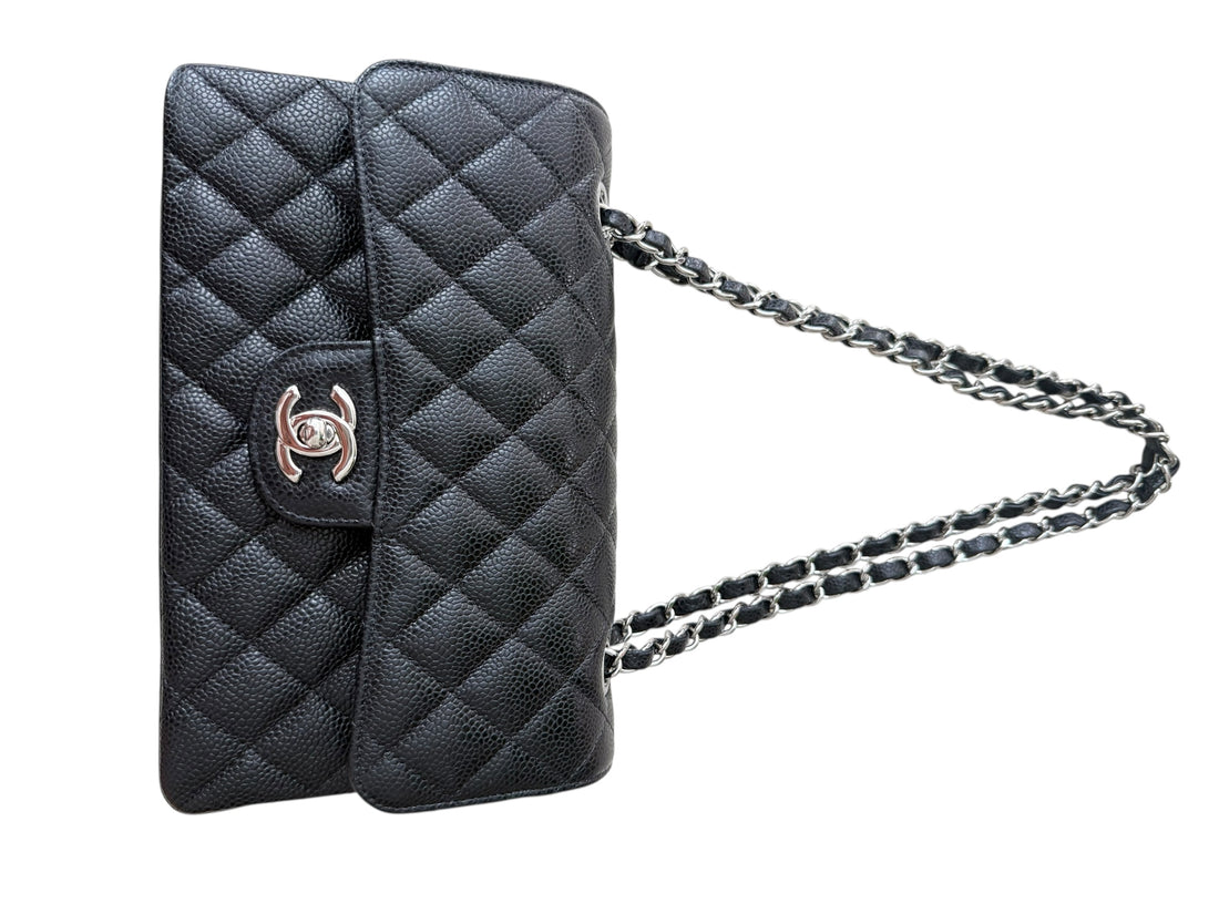Chanel Small Classic Double Flap Bag aus schwarzem Caviarleder und silberfarbener Hardware