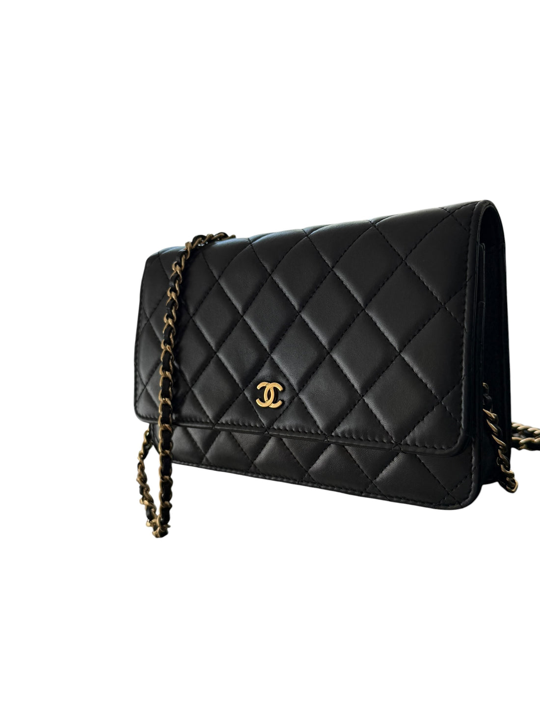 CHANEL WOC Wallet on Chain aus schwarzem Lammleder und goldfarbener Hardware.