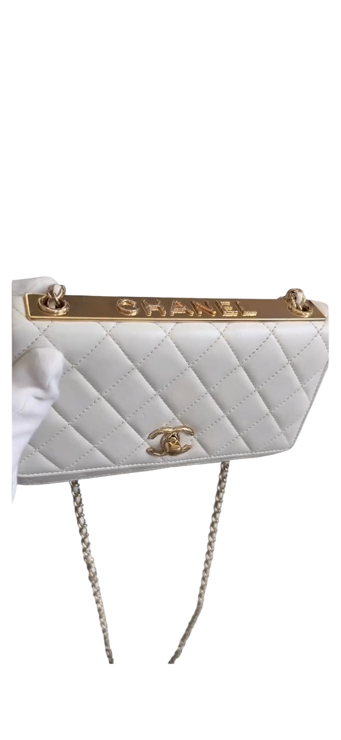 Chanel WOC Wallet on Chain Trendy aus Lammleder in der Farbe creme und goldfarbener Hardware.