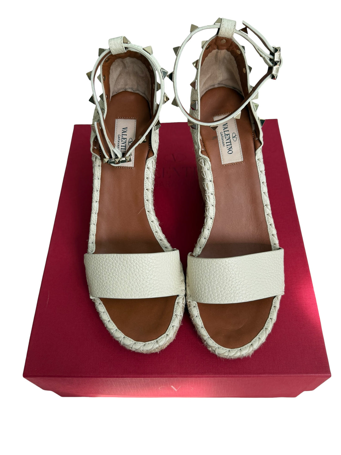 Valentino Garavani Rockstud Espadrille-Wedges aus cremefarbenem, gekörntem Leder. Grösse 38.