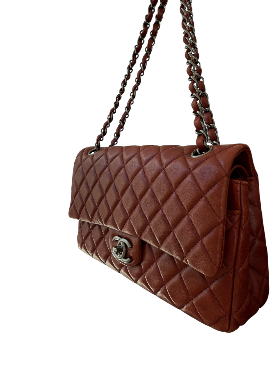 Chanel Classic Flap Bag Medium in der Farbe Bordeauxrot aus Lammleder mit silberfarbener Hardware.