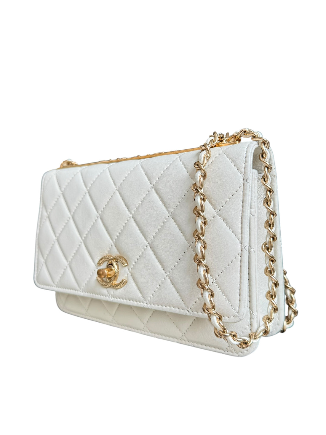 Chanel WOC Wallet on Chain Trendy aus Lammleder in der Farbe creme und goldfarbener Hardware.