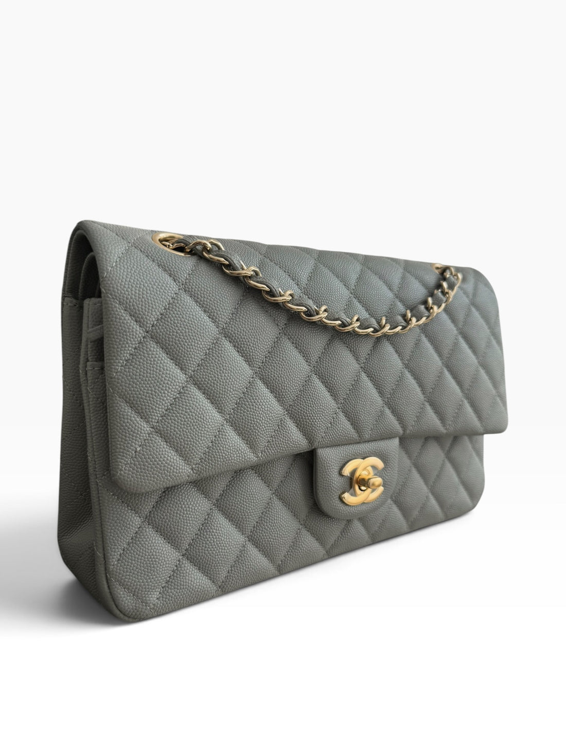 CHANEL Medium Classic Double Flap Bag aus grauem Kaviarleder (Kalbsleder) und goldfarbener Hardware.