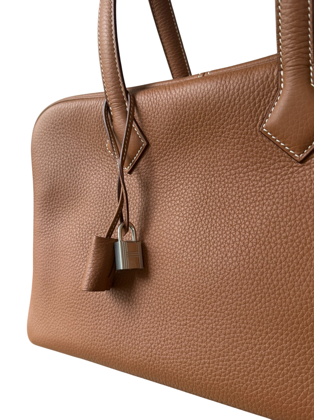 Hermès Victoria 35 Handtasche / Weekender Unisexist aus weichem Taurillon Clemence-Leder gefertigt und verfügt über silberfarbene Hardware