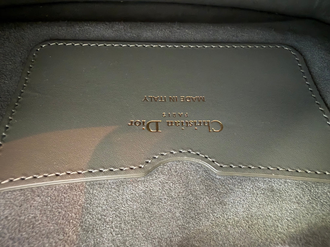 Borsa a tracolla Christian Dior Bobby in pelle di vitello color verde salvia con dettagli in metallo color oro.