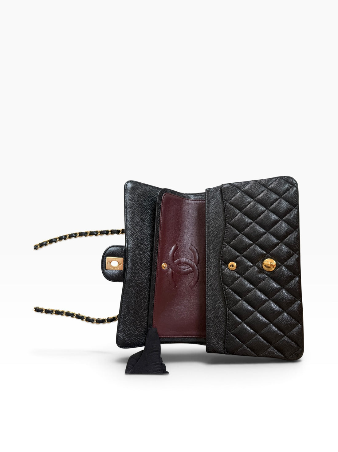 Sac Classic Double Flap moyen CHANEL en cuir caviar noir et bijouterie dorée.