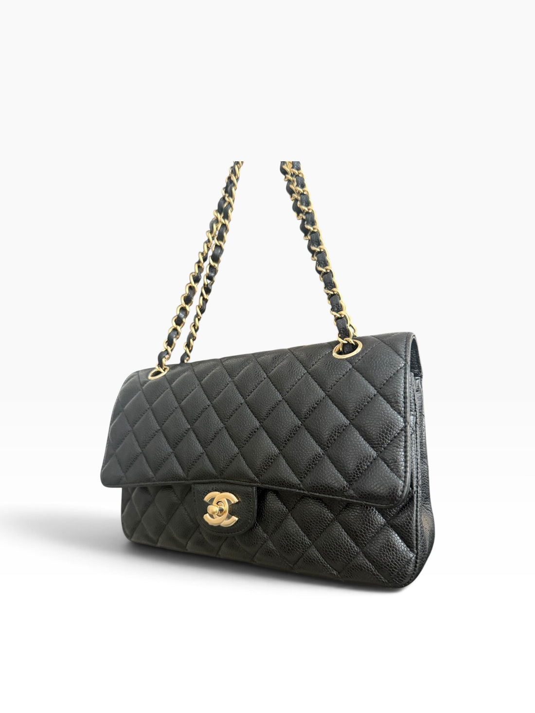 Borsa Chanel Classic Timeless Double Flap media in pelle caviar nera con hardware color oro.