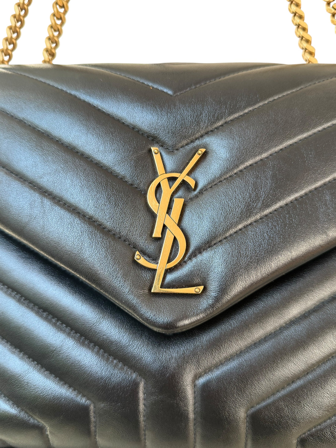 YSL Loulou Medium Tasche aus schwarzem Kalbsleder mit ineinandergreifenden YSL Initialen aus goldfarbenem Metall.