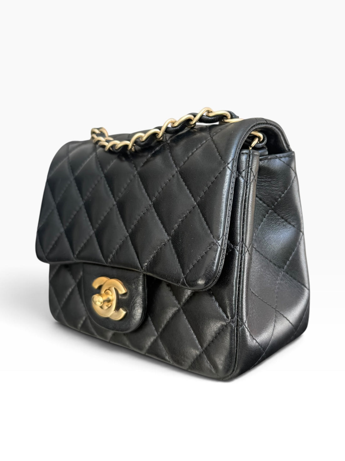 Chanel Classic Flap Bag Mini Square aus schwarzem Lammleder mit goldfarbenem Metall.