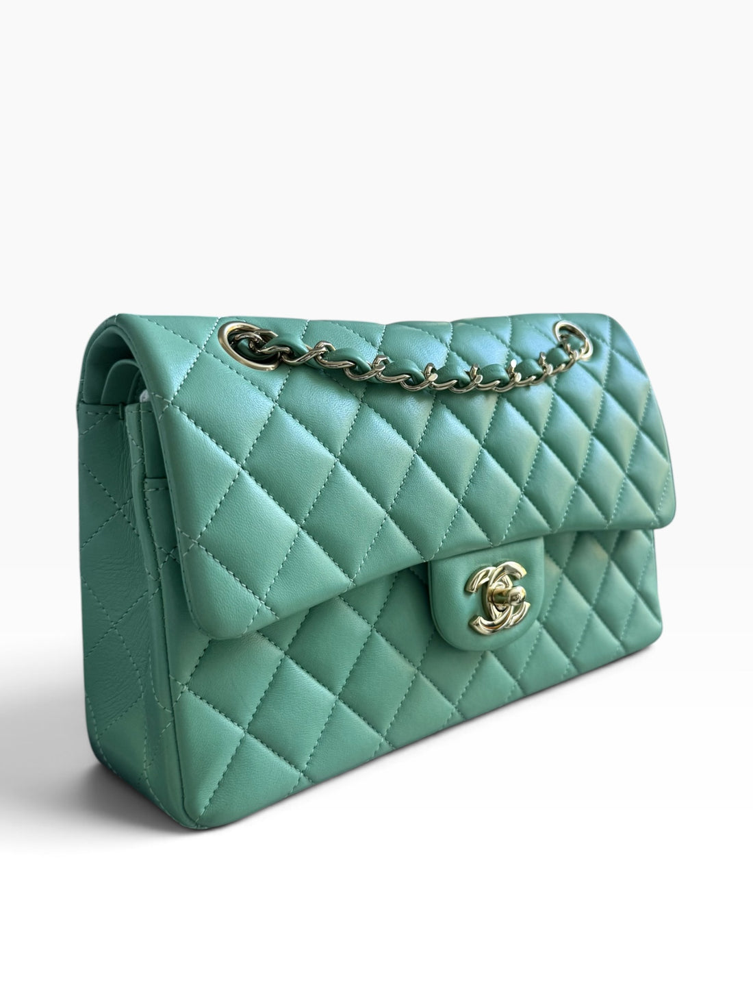 Chanel Classic Timeless Double Flap Bag in small aus weichem Lammleder in der Farbe Pastellgrün/Mintgrün.