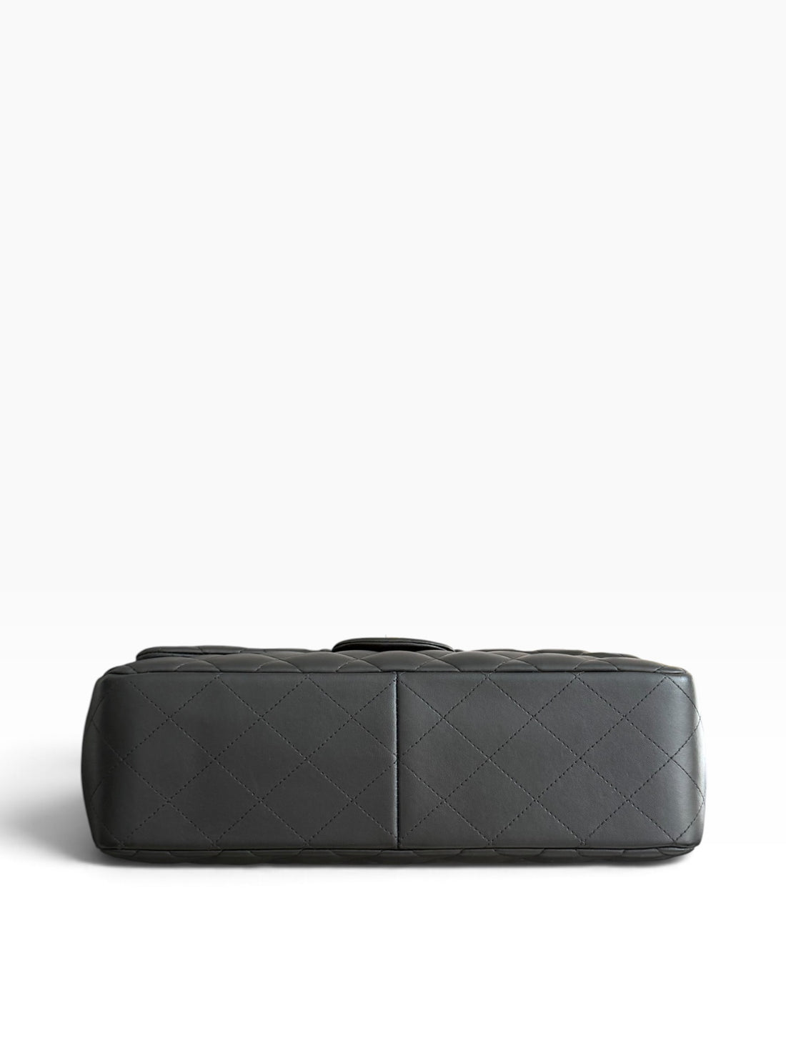 Chanel Classic Timeless Jumbo Double Flap Bag aus schwarzem Lammleder mit goldfarbener Hardware.