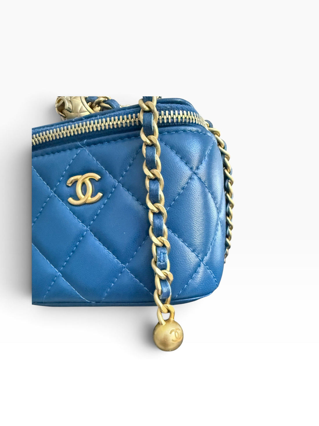 CHANEL Pearl Crush Mini Vanity Bag mit verstellbarer Kette in der Farbe Blau.
