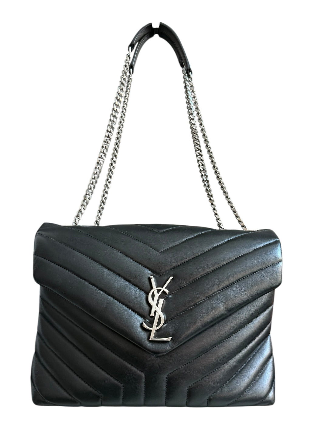 YSL Loulou Medium Tasche aus schwarzem Kalbsleder mit ineinandergreifenden YSL Initialen aus silberfarbenem Metall.