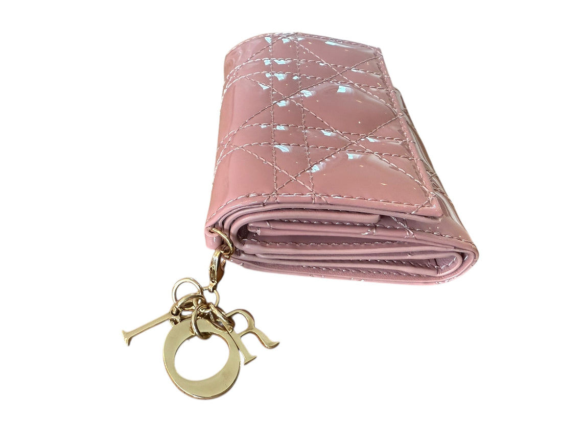 Lady Dior Lotus Portemonnaie Cannage Kalbslackleder in rosé.