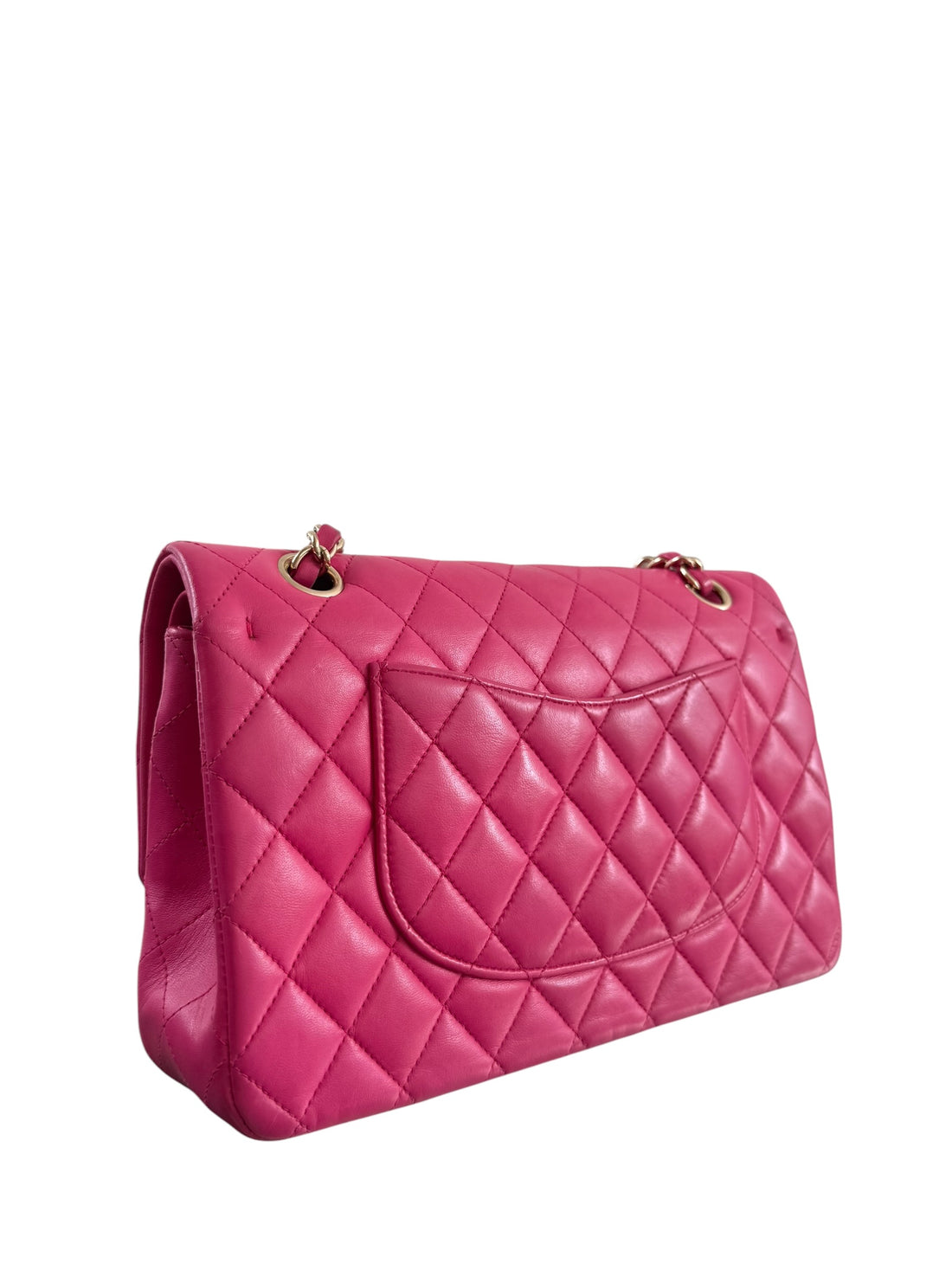 CHANEL Medium Classic Double Flap Bag aus Lammleder und goldfarbener Hardware.