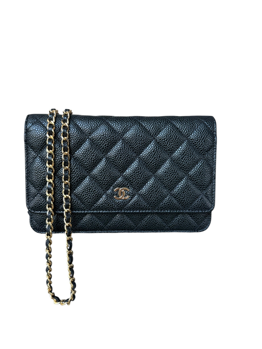 CHANEL WOC Wallet on Chain aus schwarzem genarbtem und glänzendem Kalbsleder und goldfarbener Hardware.