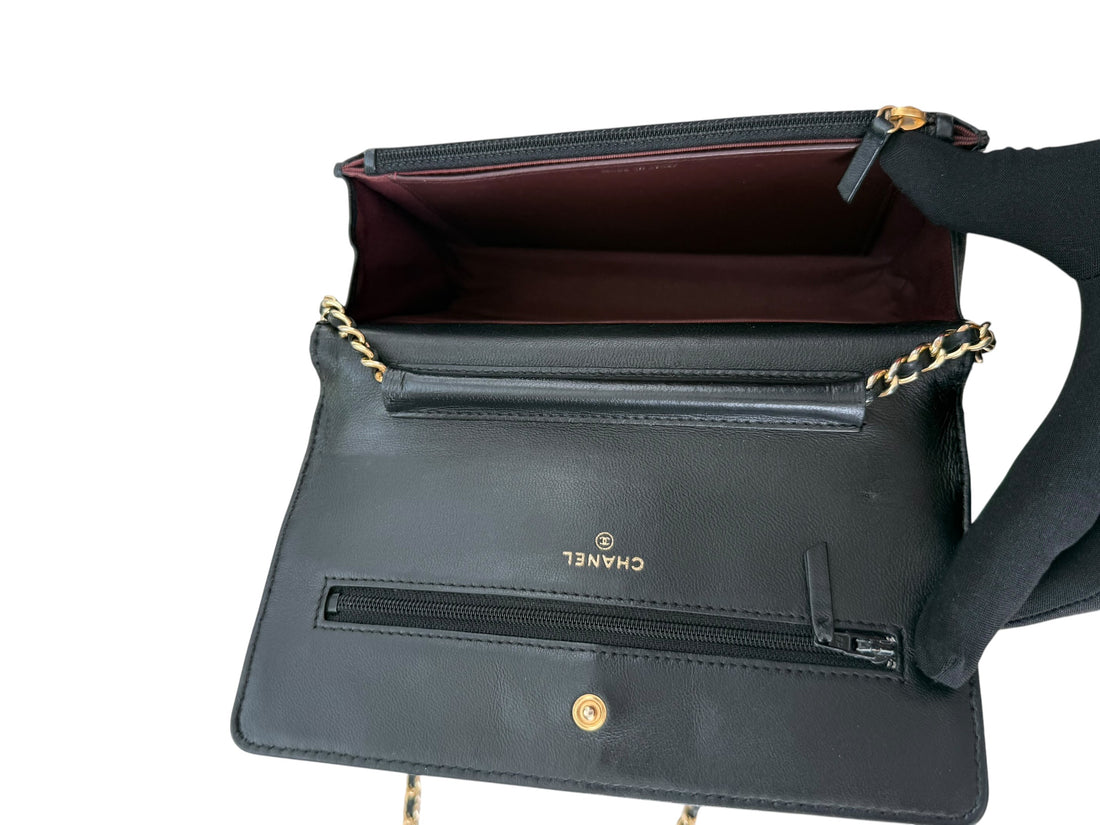 CHANEL WOC Wallet on Chain aus schwarzem Lammleder und goldfarbener Hardware.