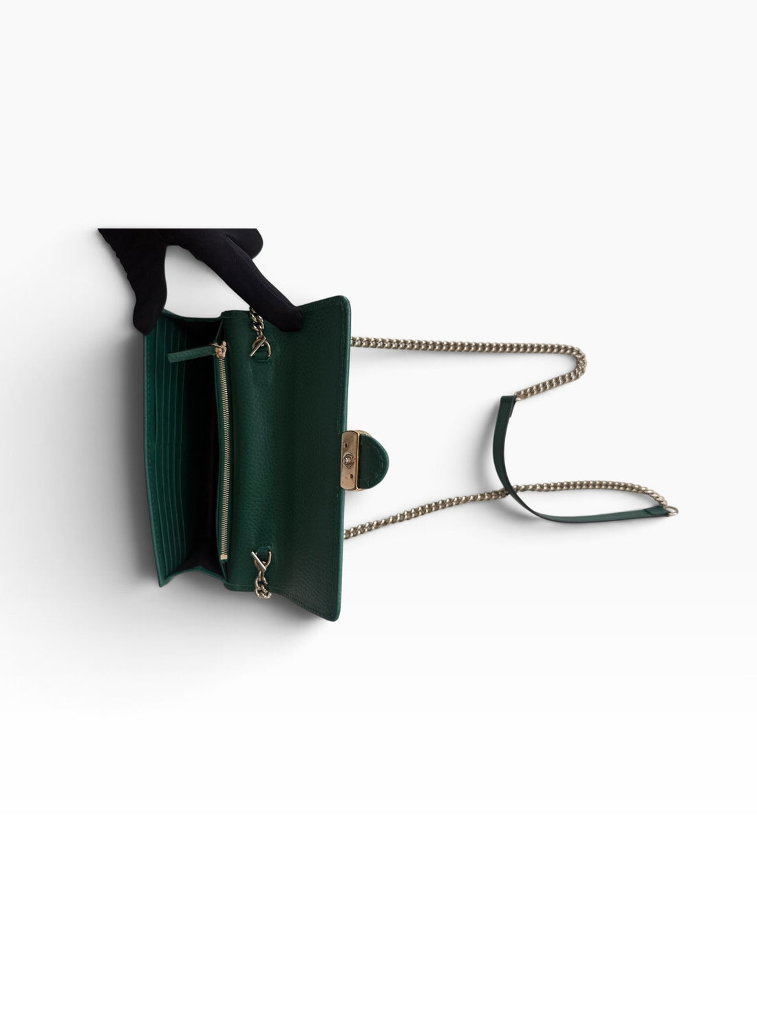 Gucci Interlocking G Dollar Wallet on Chain aus genarbtem Kalbsleder in der Farbe Tannengrün mit goldfarbenem Doppel-G-Logo und Kettenriemen.