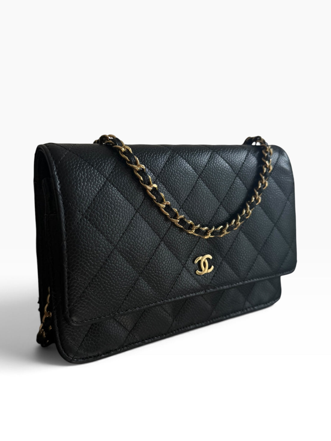 CHANEL WOC Wallet on Chain aus schwarzem genarbtem und glänzendem Kalbsleder und goldfarbener Hardware.