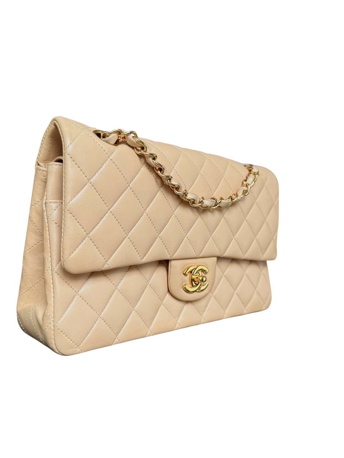 Chanel Classic Medium Double Flap Bag ist aus beigem Lammleder gefertigt und verfügt über eine charakteristische Rautensteppung. Goldfarbene Hardware