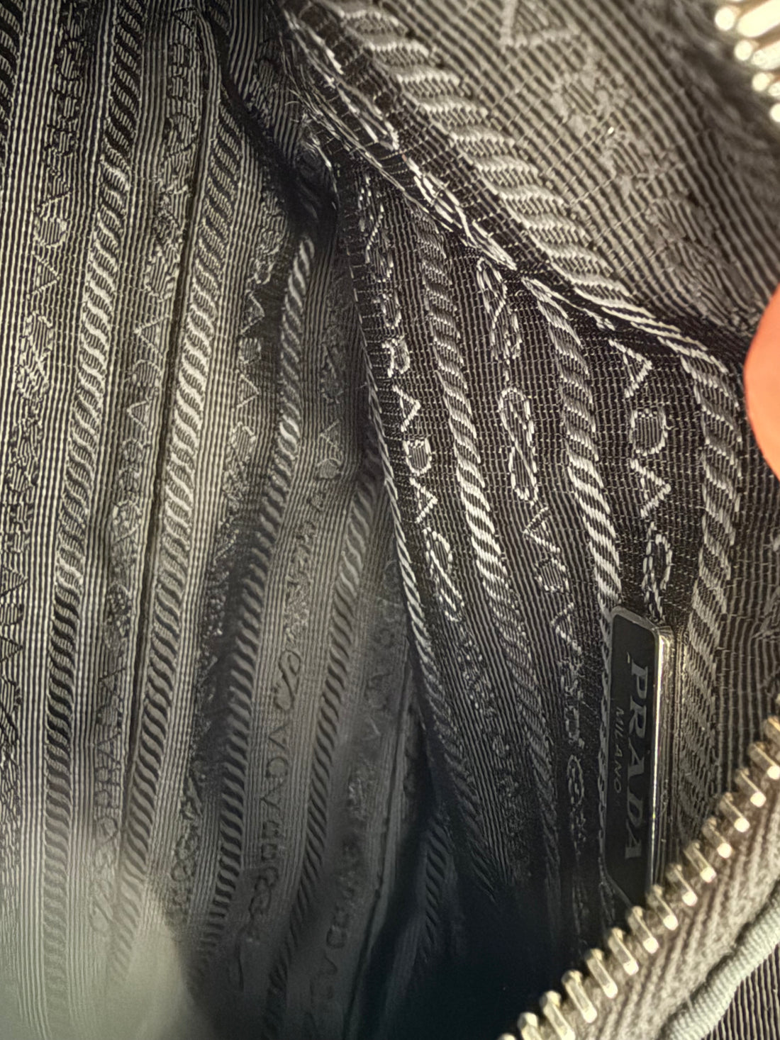 PRADA Re-Edition 2005 Tasche aus 100% Nylon in Schwarz mit abnehm- und verstellbarem Schulterriemen, abnehmbarem Schlüsselring und Pouch.