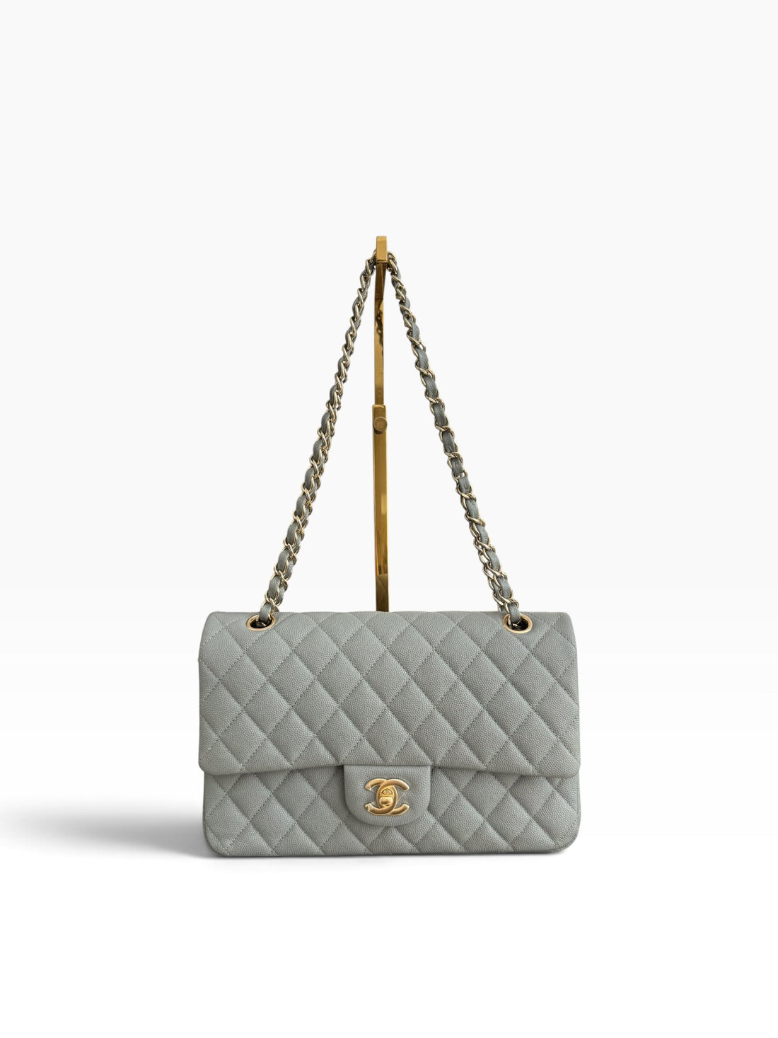 CHANEL Medium Classic Double Flap Bag aus grauem Kaviarleder (Kalbsleder) und goldfarbener Hardware.