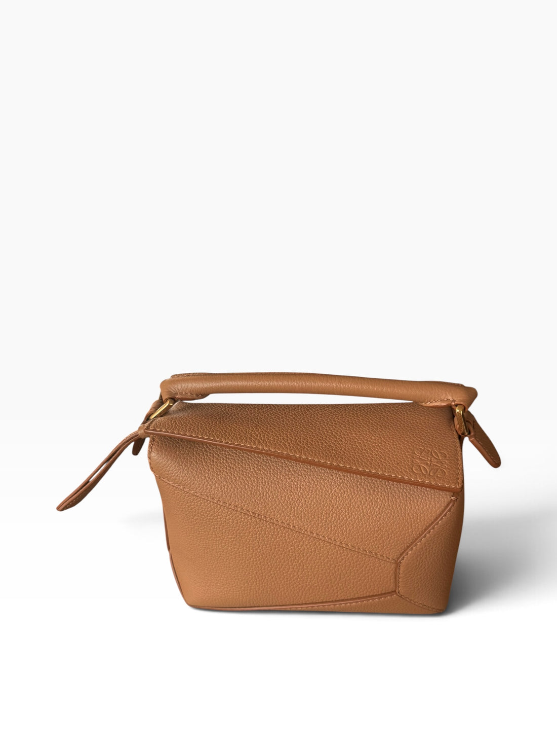 LOEWE Mini Puzzle Edge Tasche aus weichem, genarbtem Kalbsleder in der Farbe Toffee