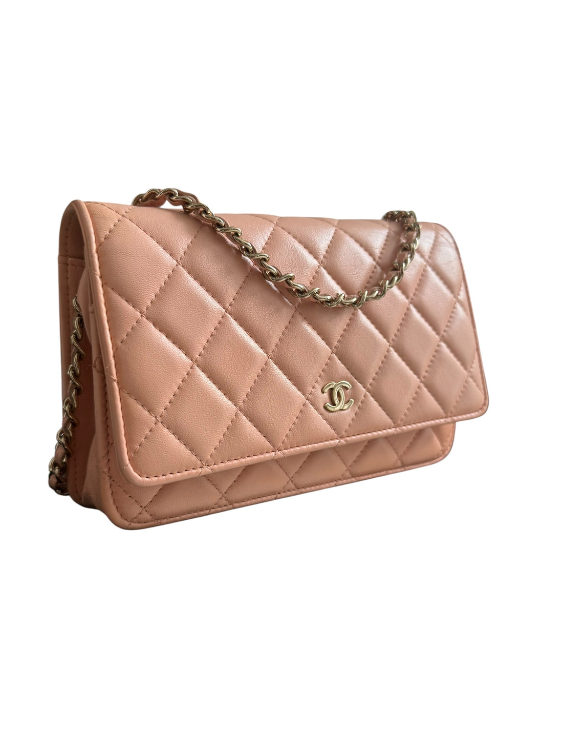 CHANEL WOC Wallet on Chain aus nudefarbenem Lammleder und goldfarbener Hardware.