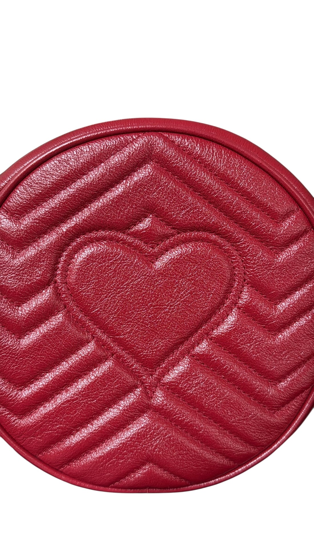 Gucci GG Marmont Metalasse Umhängetasche aus Leder in der Farbe dunkelrot.