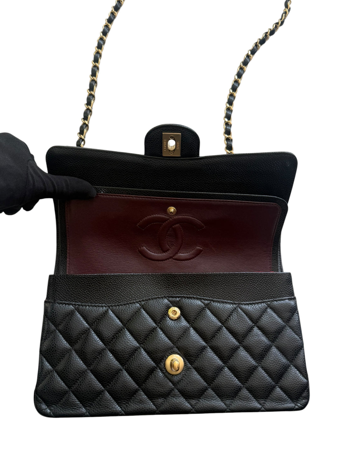 CHANEL Medium Classic Double Flap Bag aus schwarzem Kaviarleder und goldfarbener Hardware. Bordeauxfarbenes Innenfutter