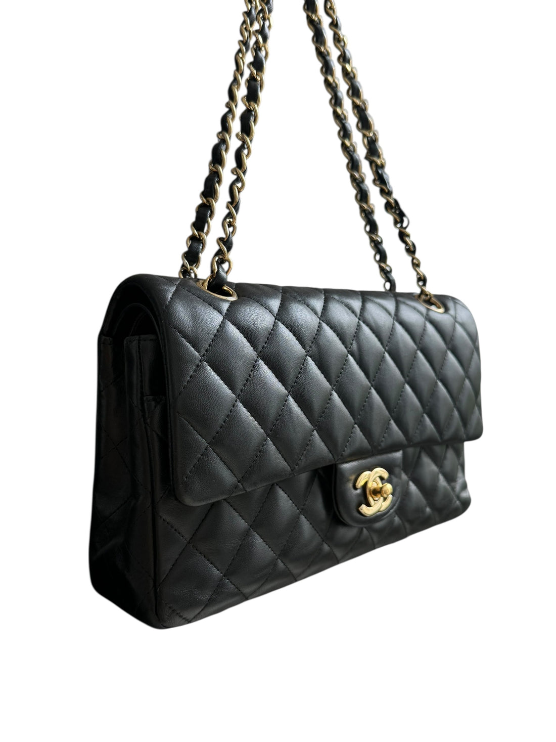 Chanel Medium Classic Double Flap Bag aus schwarzem Lammleder und goldfarbener Hardware.