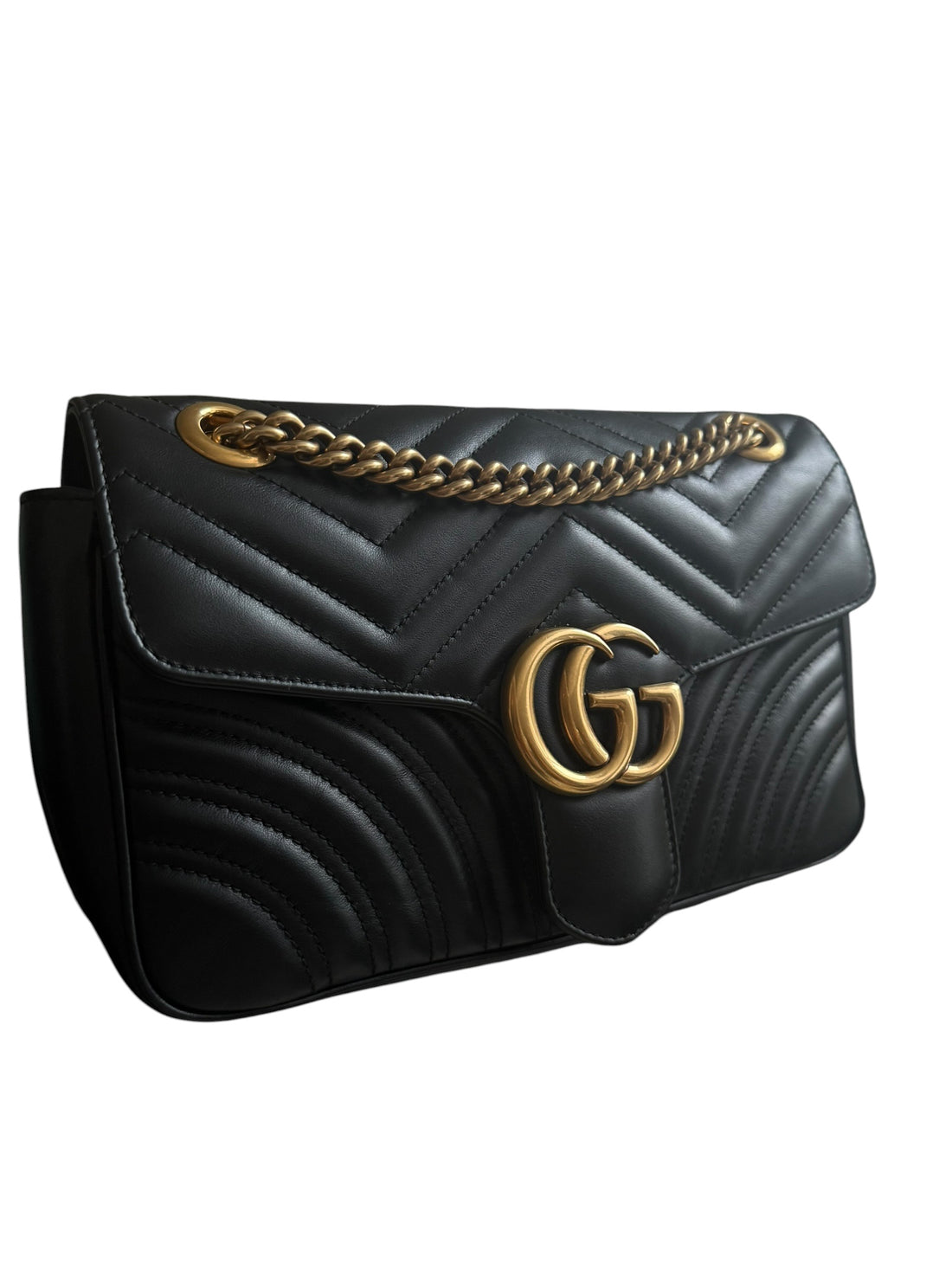 Gucci Marmont Schultertasche in der Farbe schwarz mit goldfarbener Hardware.