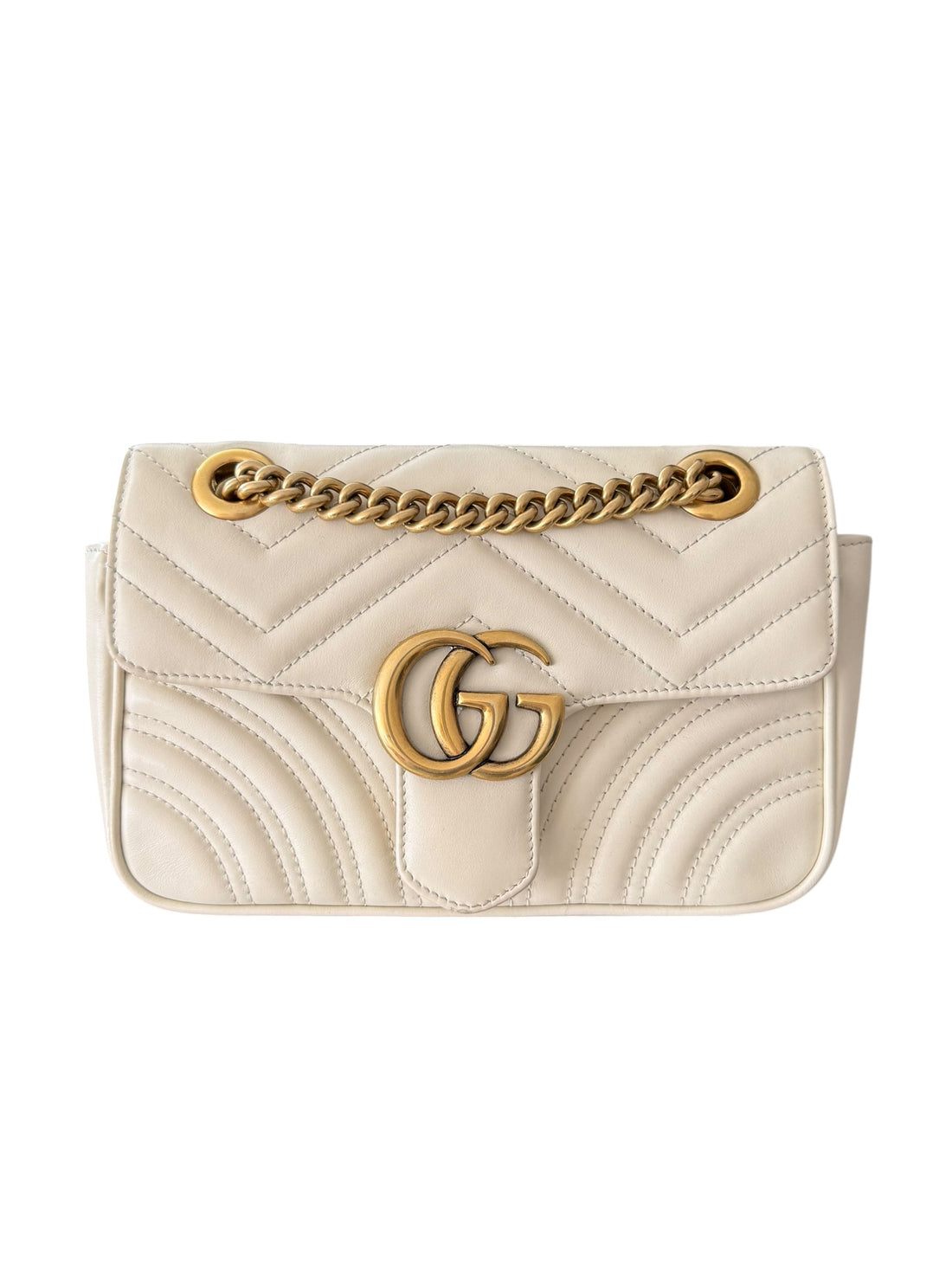 Gucci Marmont Schultertasche Small in der Farbe Creme mit goldfarbener Hardware.
