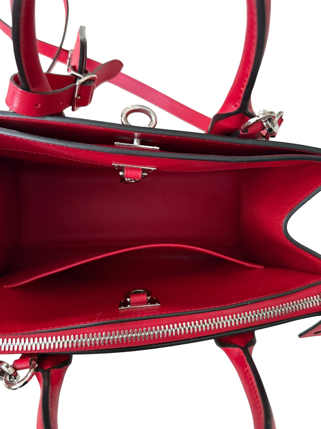 Louis Vuitton City Steamer PM aus glattem Kalbsleder in der Farbe Rot mit silberfarbenen Beschlägen.