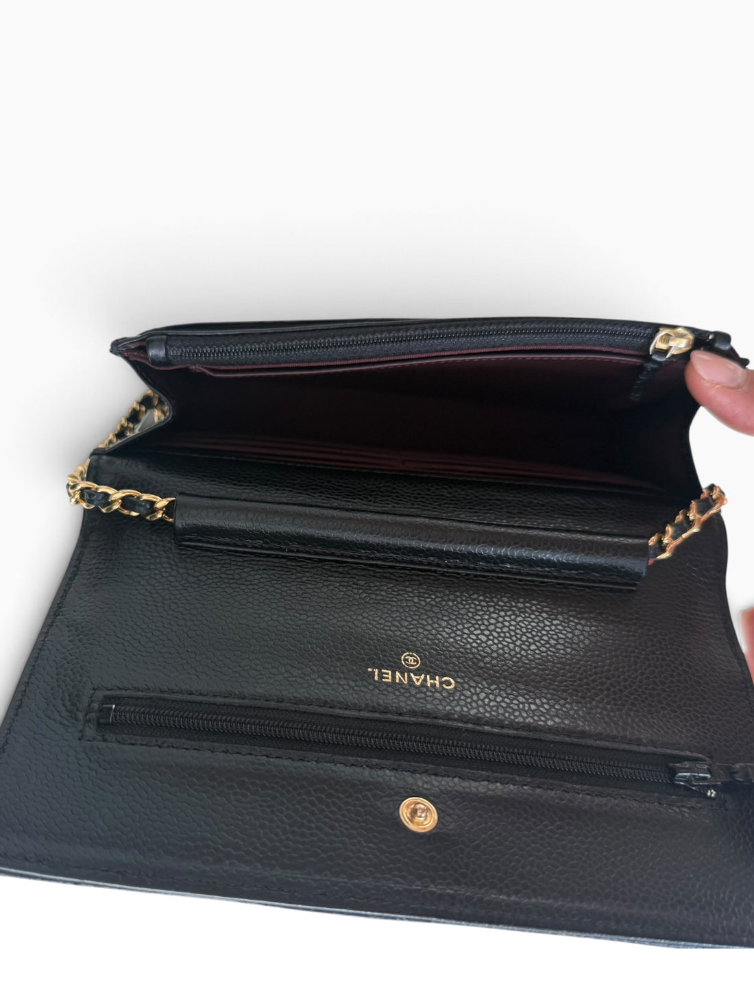 CHANEL WOC Wallet on Chain aus schwarzem genarbtem und glänzendem Kalbsleder und goldfarbener Hardware.