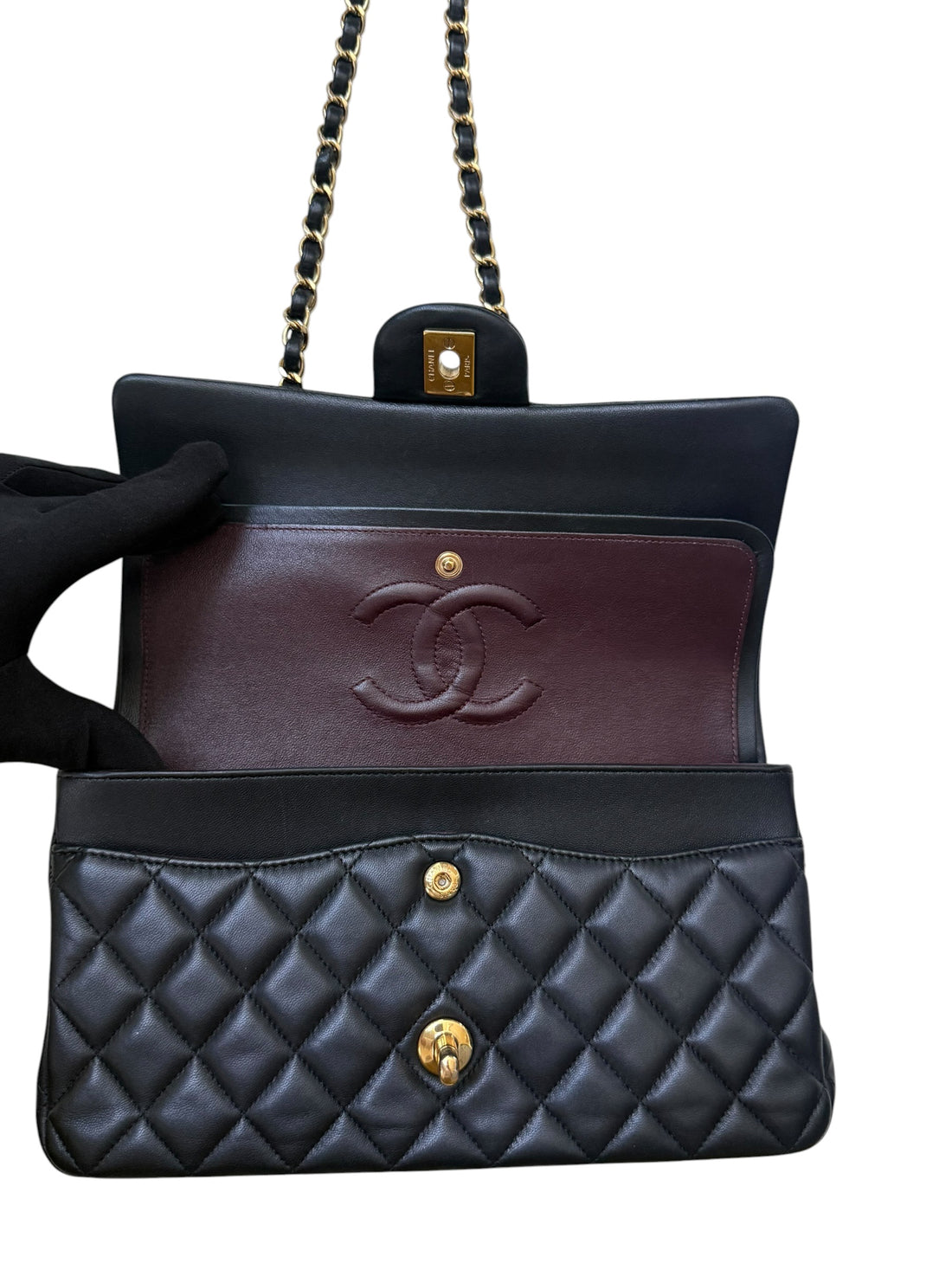 Chanel Medium Classic Double Flap Bag aus schwarzem Lammleder und goldfarbener Hardware