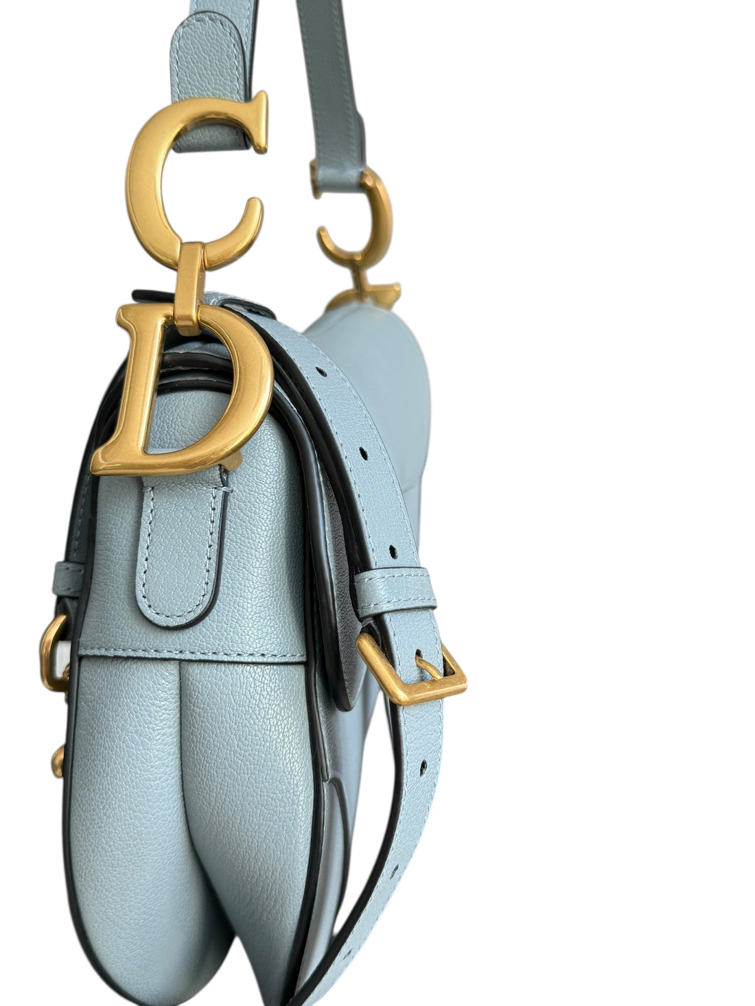 Christian DIOR Saddle Bag mit Trageriemen aus genarbtem Kalbsleder in der Farbe Wolkenblau. Goldfarbene Hardware.