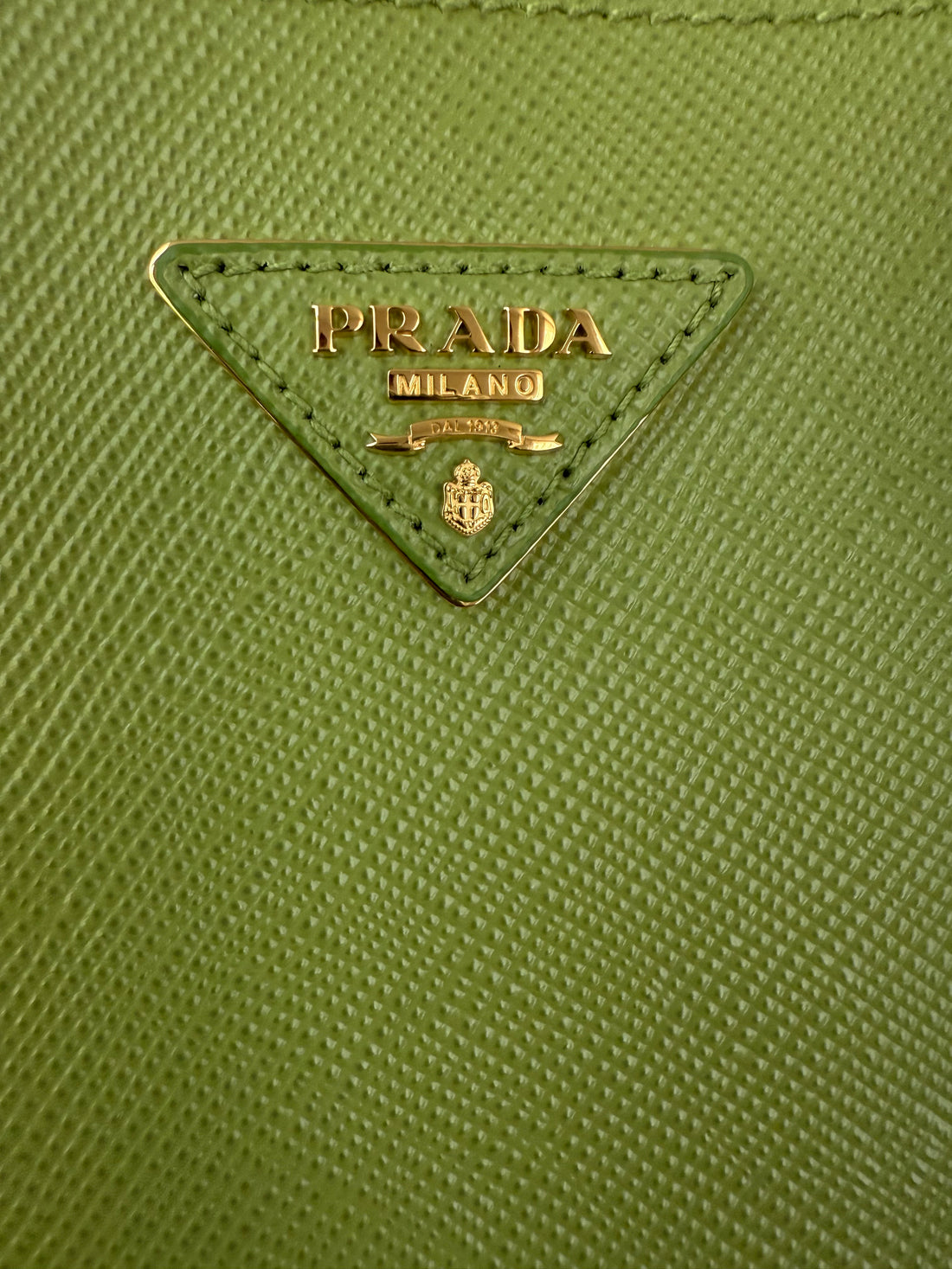 Prada Panier Minitasche aus Saffiano Leder in der Farbe Grün