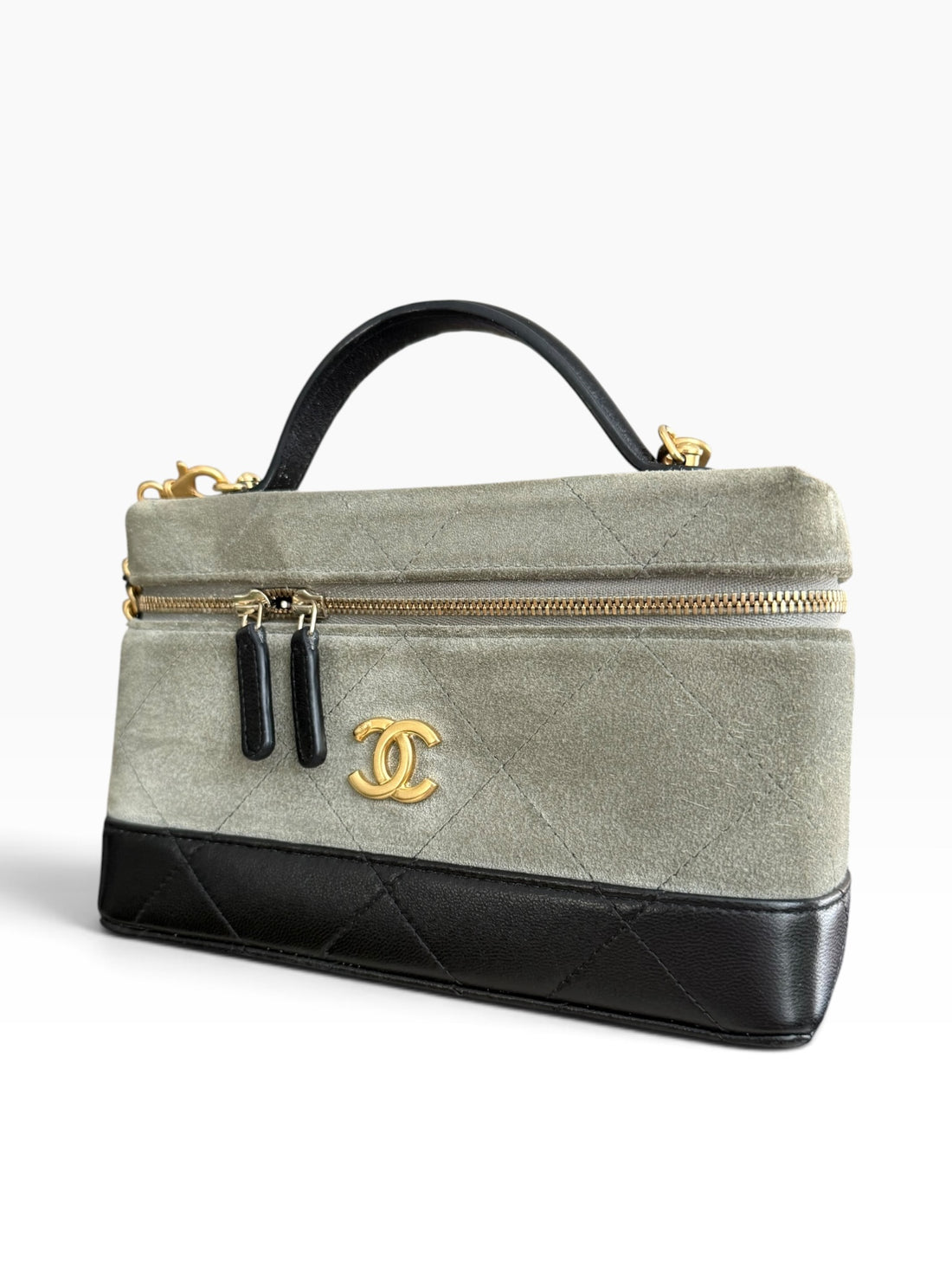 CHANEL VANITY MIT KETTE. Kalbsvelours, glänzendes Lammleder und goldfarbenes Metall . Khaki & Schwarz. Aus der aktuellen Kollektion von Matthieu Blazy.