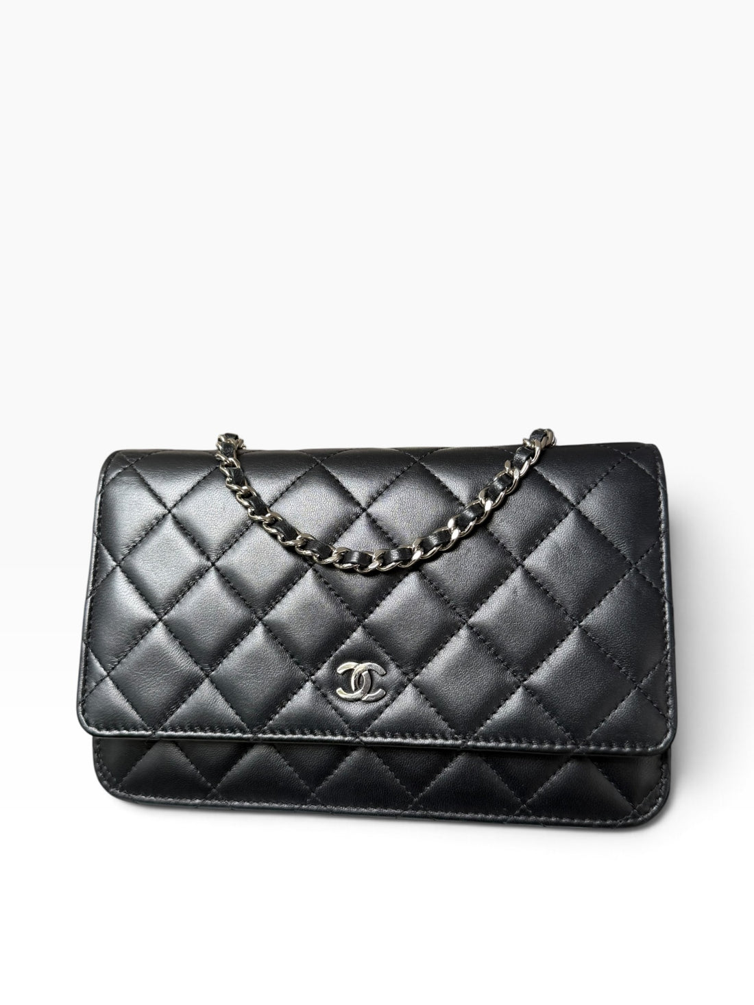 CHANEL WOC Wallet on Chain aus schwarzem Lammleder und silberfarbener Hardware.