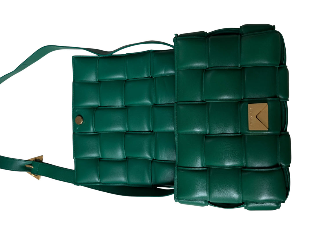 Bottega Veneta "Cassette Bag" in der klassischen grünen Farbe von Bottega Veneta welche sich durch ihr charakteristisches Maxi-Intrecciato-Ledergeflecht und die dreieckige Schnalle auszeichne