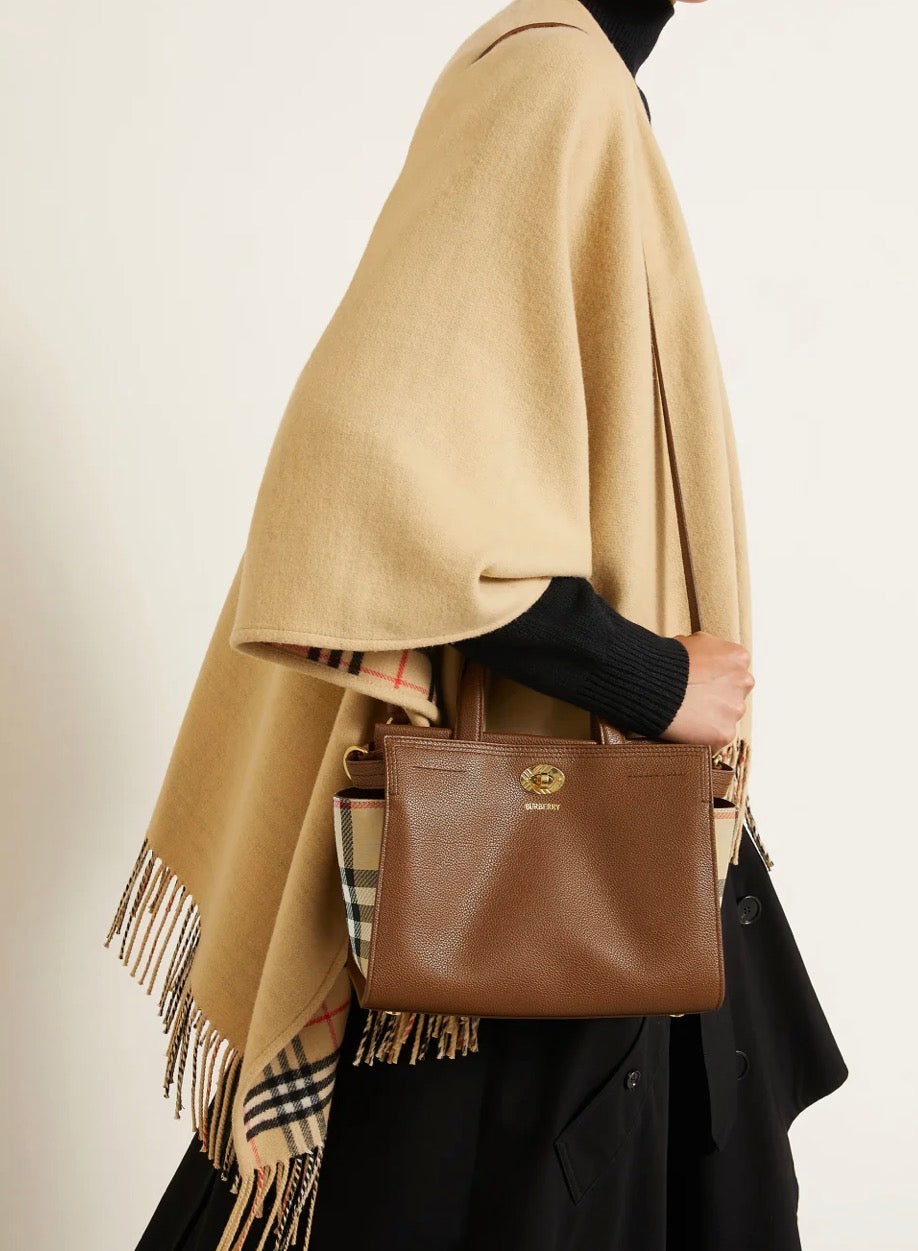 Burberry Handtasche COTSWOLDS in der Farbe Haselnuss.