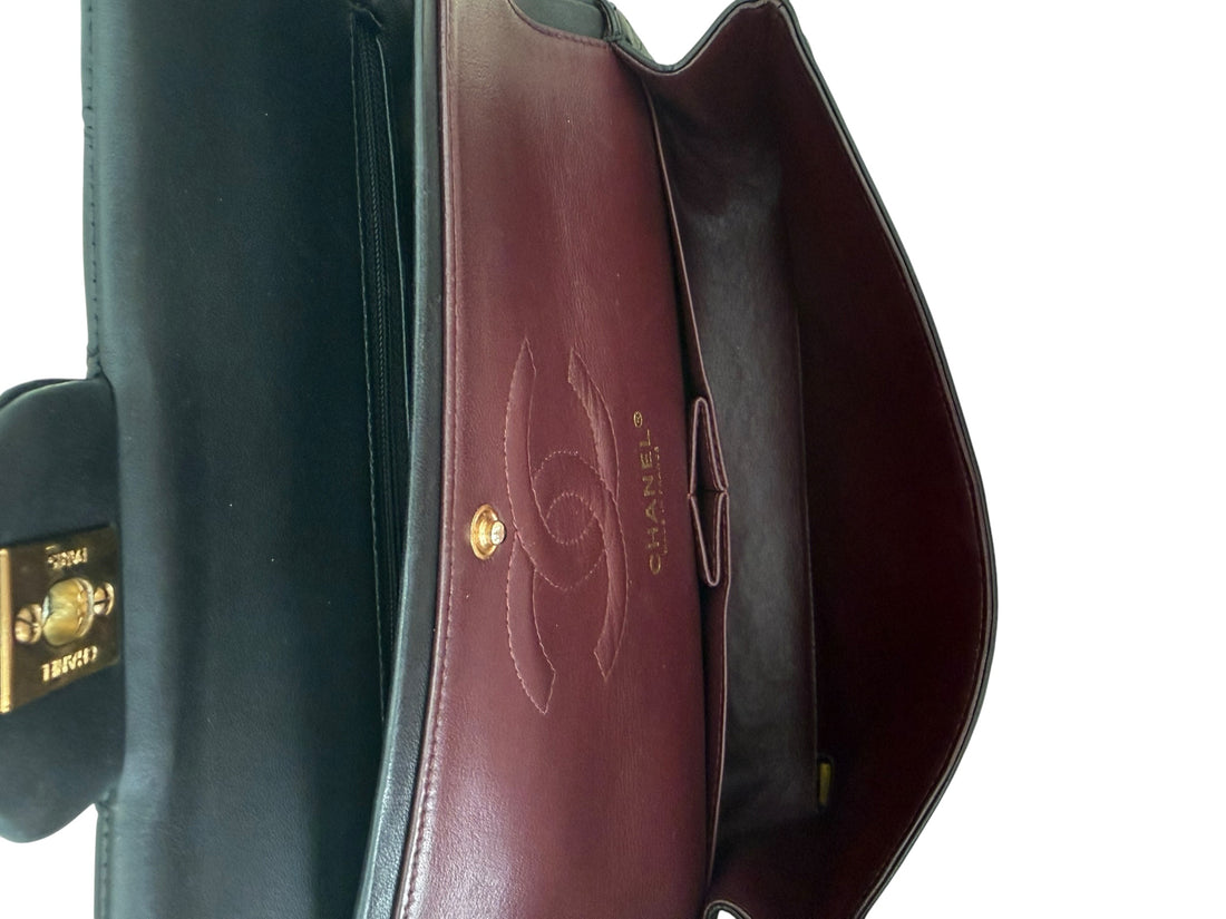 CHANEL Medium Classic Double Flap Bag aus schwarzem Lammleder und goldfarbener Hardware