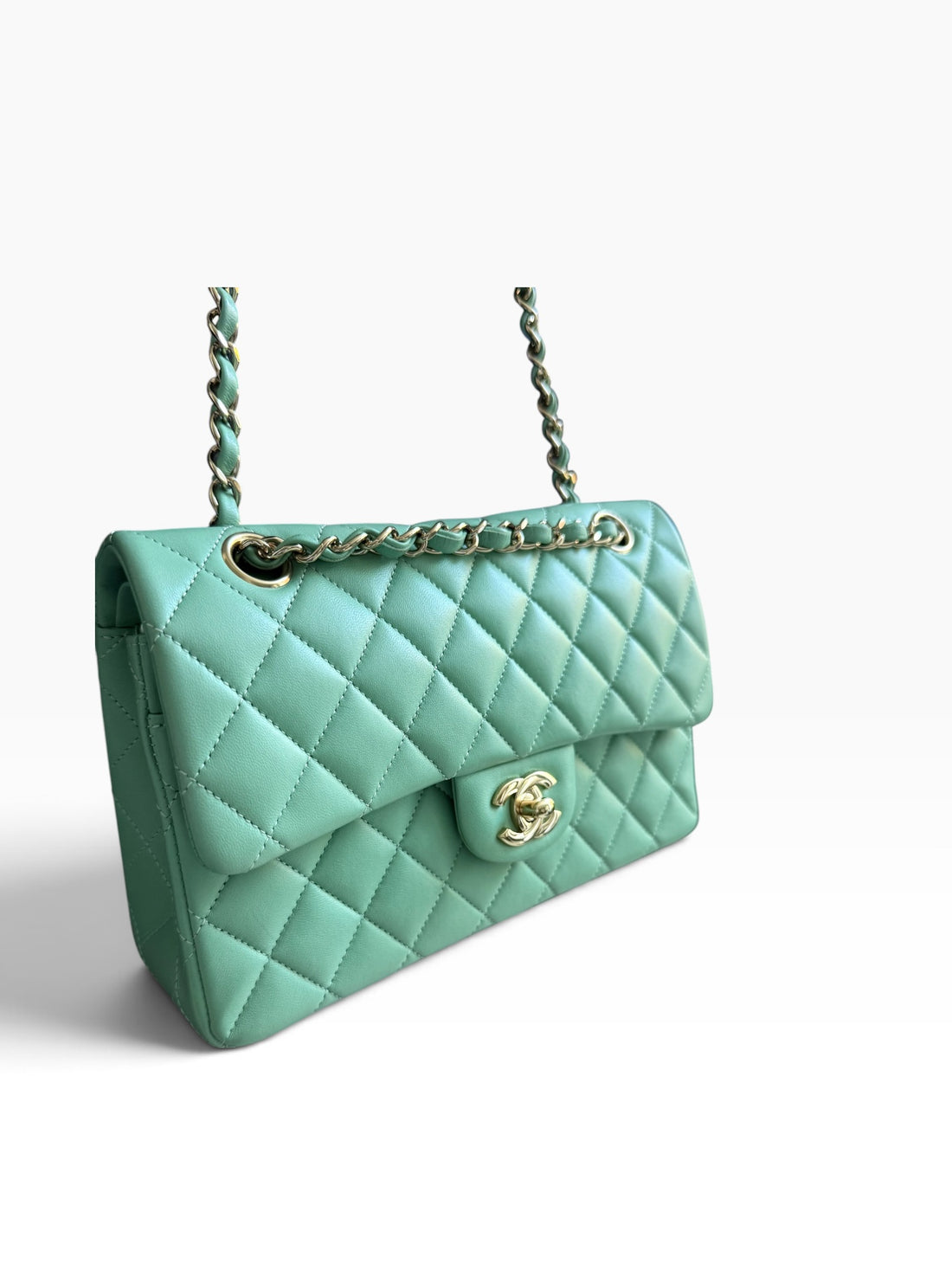 Chanel Classic Timeless Double Flap Bag in small aus weichem Lammleder in der Farbe Pastellgrün/Mintgrün.