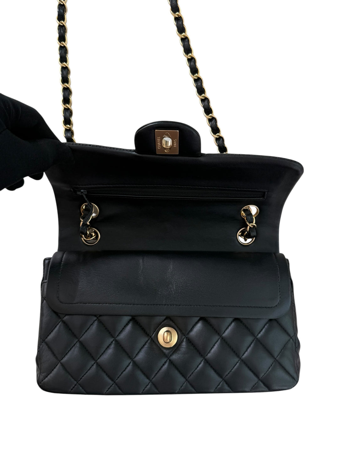 Chanel Small Classic Double Flap Bag aus schwarzem Lammleder und goldfarbener Hardware