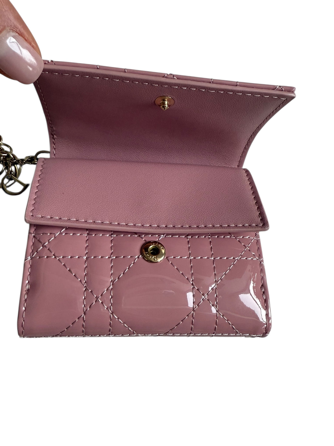 Lady Dior Lotus Portemonnaie Cannage Kalbslackleder in rosé.