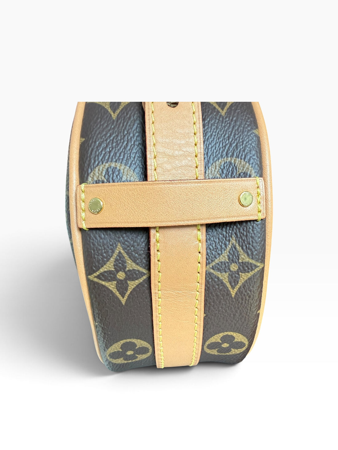 LOUIS VUITTON Boîte Chapeau Souple Bag PM Umhängetasche mit ihrem markanten runden Design und dem klassischen Monogram-Canvas und verstellbaren Schulterriemen.