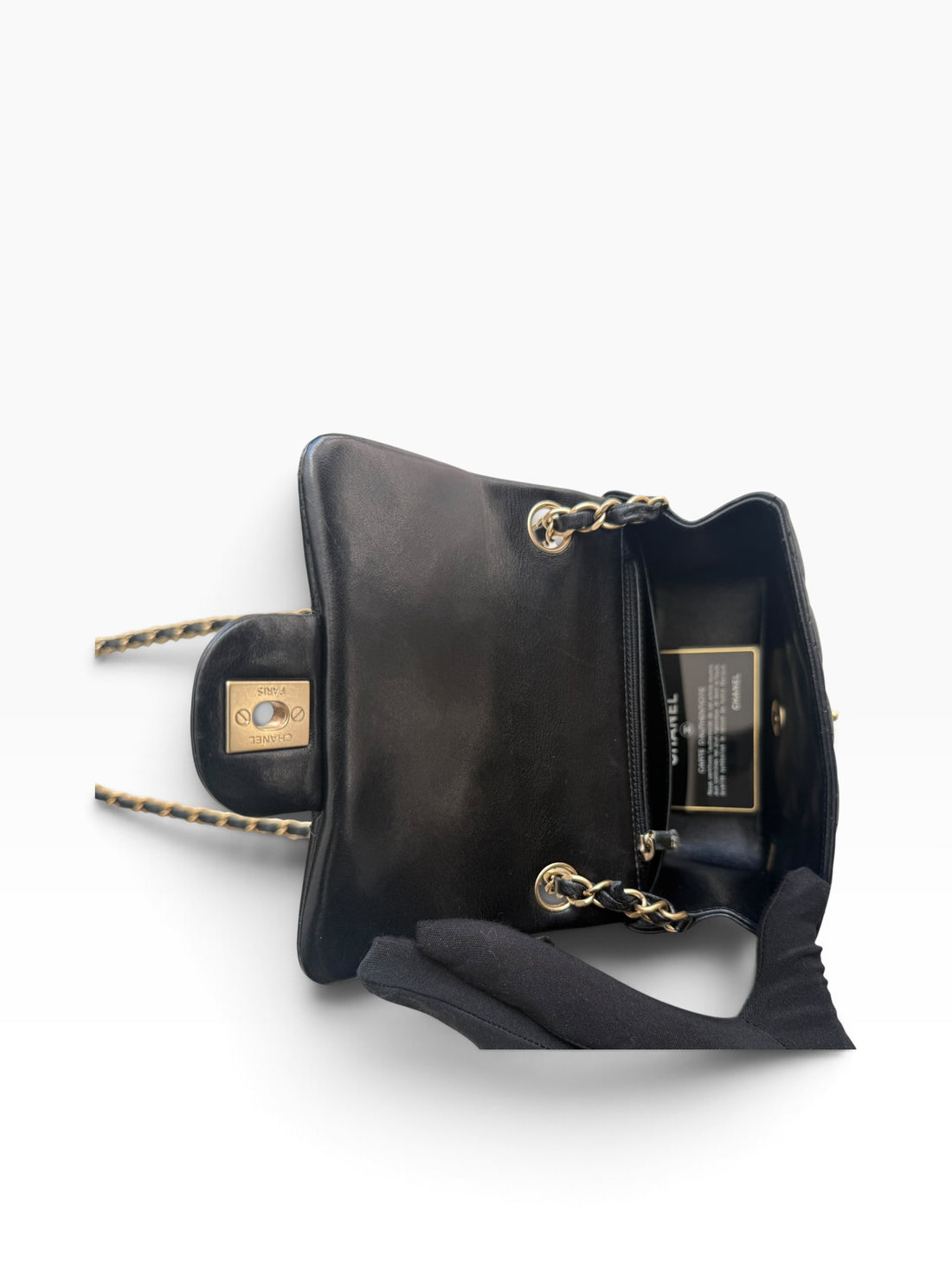 Chanel Classic Flap Bag Mini Square aus schwarzem Lammleder mit goldfarbenem Metall.