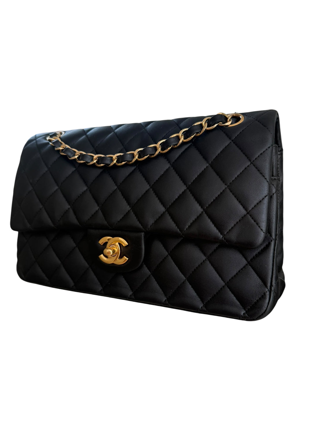 CHANEL Medium Classic Double Flap Bag aus schwarzem Lammleder und goldfarbener Hardware